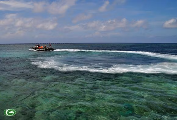 Bãi cạn san hô ở đảo Nam Yết với gam màu xanh ngọc trong những gợn sóng biển trông thật lạ mắt.