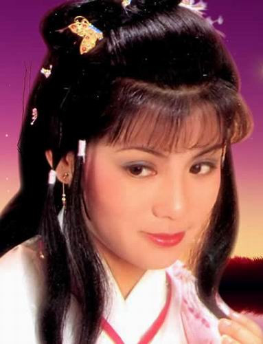 Hoàng Dung trong phim “Anh hùng xạ điệu” phiên bản 1983 do Ông Mỹ Linh thể hiện. Khi đó bối cảnh để quay bộ phim còn khá sơ sài và thiếu thốn, thế nhưng sự kết hợp tuyệt vời của nam diễn viên Hoàng Nhật Hoa (vai Quách Tĩnh) và Ông Mỹ Linh đã làm nên thành công của bộ phim. Vai Hoàng Dung đã trở thành một vai diễn kinh điển của Ông Mỹ Linh. Một Hoàng Dung dịu dàng vừa phải, thông minh xuất chúng, võ nghệ phi phàm, ngay đến tiếng cười của cô cũng được khán giả nhớ mãi.