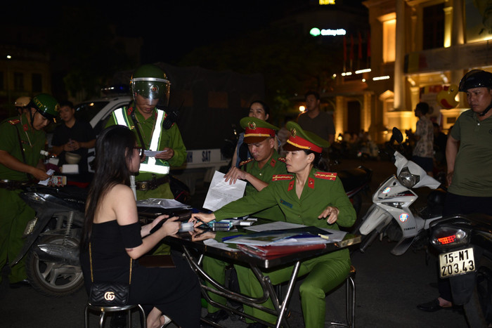 Nữ tài xế vi phạm nồng độ cồn bị lập biên bản xử phạt (Ảnh: HL) Nữ tài xế vi phạm nồng độ cồn bị lập biên bản xử phạt (Ảnh: HL)