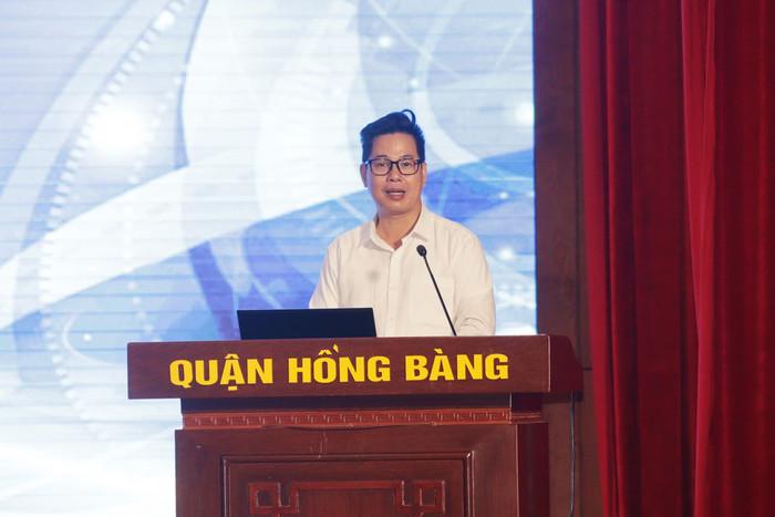Diễn giả Trần Thành Nam trao đổi cùng các đại biểu các nội dung liên quan đến kĩ năng công dân số (Ảnh: HT) Diễn giả Trần Thành Nam trao đổi cùng các đại biểu các nội dung liên quan đến kĩ năng công dân số (Ảnh: HT)