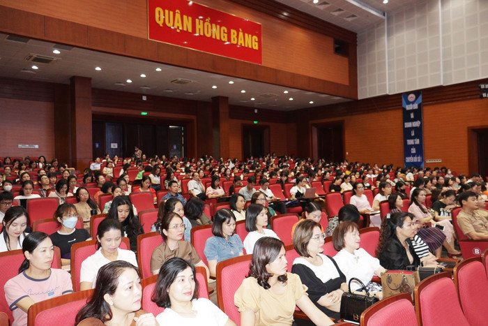 Đông đảo cán bộ, giáo viên chăm chú lắng nghe diễn giả trao đổi, bồi dưỡng kỹ năng công dân số (Ảnh: HT) Đông đảo cán bộ, giáo viên chăm chú lắng nghe diễn giả trao đổi, bồi dưỡng kỹ năng công dân số (Ảnh: HT)