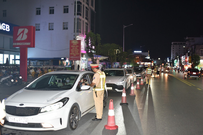 Các phương tiện giao thông qua chốt kiểm tra nồng độ cồn đều được yêu cầu dừng xe để kiểm tra (Ảnh: HL) Các phương tiện giao thông qua chốt kiểm tra nồng độ cồn đều được yêu cầu dừng xe để kiểm tra (Ảnh: HL)