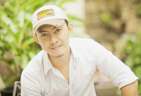 Thầy giáo tiếng Anh Võ Trọng Phúc khiến nhiều người hâm mộ bởi vẻ điển trai và giọng hát hay. Ảnh: Hà Kin.