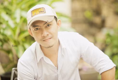 Thầy giáo tiếng Anh Võ Trọng Phúc khiến nhiều người hâm mộ bởi vẻ điển trai và giọng hát hay. Ảnh: Hà Kin.