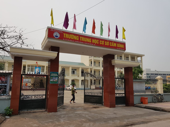 Trường Trung học cơ sở Cẩm Bình, nơi học sinh lớp 7 bị bạn đánh tới tấp trong lớp (Ảnh: Lã Tiến) Trường Trung học cơ sở Cẩm Bình, nơi học sinh lớp 7 bị bạn đánh tới tấp trong lớp (Ảnh: Lã Tiến)