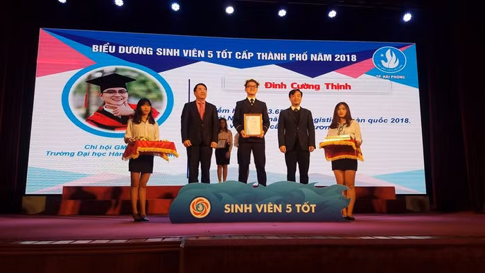 Sinh viên Đinh Cường Thịnh (giữa) nhận danh hiệu “Sinh viên 5 tốt” cấp thành phố năm 2018. (Ảnh: Nhân vật cung cấp) Sinh viên Đinh Cường Thịnh (giữa) nhận danh hiệu “Sinh viên 5 tốt” cấp thành phố năm 2018. (Ảnh: Nhân vật cung cấp)
