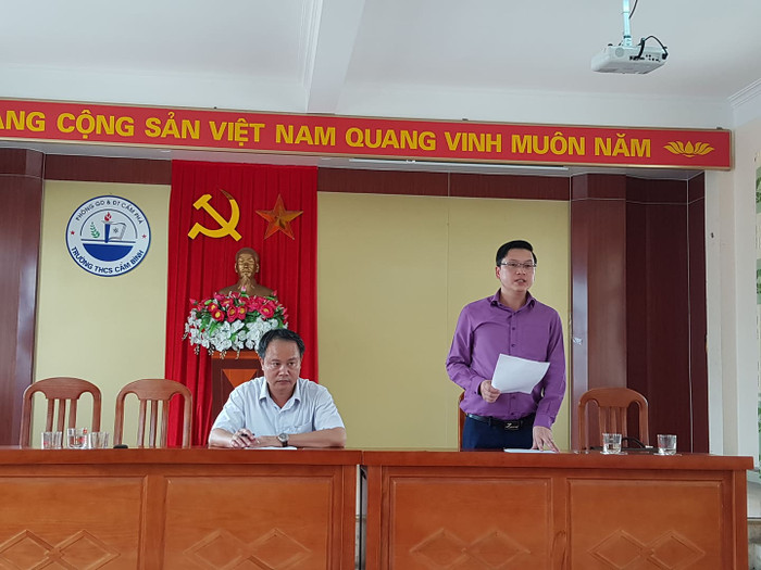 Lãnh đạo Uỷ ban nhân dân thành phố Cẩm Phả thông báo về việc đình chỉ công tác điều hành đối với Hiệu trưởng Trường Trung học cơ sở Cẩm Bình (Ảnh: Lã Tiến) Lãnh đạo Uỷ ban nhân dân thành phố Cẩm Phả thông báo về việc đình chỉ công tác điều hành đối với Hiệu trưởng Trường Trung học cơ sở Cẩm Bình (Ảnh: Lã Tiến)