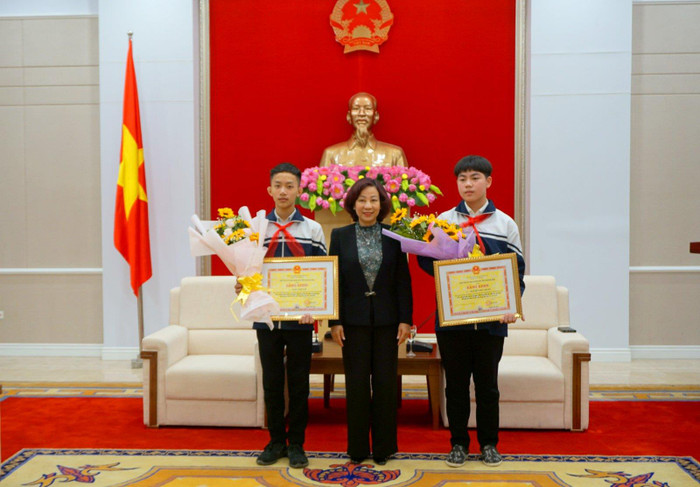 Bà Vũ Thị Thu Thủy, Phó chủ tịch Ủy ban nhân dân tỉnh Quảng Ninh trao bằng khen cho 2 học sinh đoạt giải nhất (Ảnh: Báo Quảng Ninh). Bà Vũ Thị Thu Thủy, Phó chủ tịch Ủy ban nhân dân tỉnh Quảng Ninh trao bằng khen cho 2 học sinh đoạt giải nhất (Ảnh: Báo Quảng Ninh).