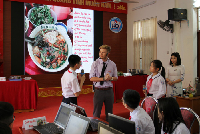 Học sinh được giao tiếp với giáo viên người nước ngoài, tự tin giới thiệu bài học bằng tiếng Anh (Ảnh: Lã Tiến) Học sinh được giao tiếp với giáo viên người nước ngoài, tự tin giới thiệu bài học bằng tiếng Anh (Ảnh: Lã Tiến)