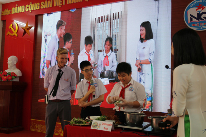 Các em học sinh giới thiệu cách làm món "Bánh đa cua- Đặc sản Hải Phòng" bằng tiếng Anh (Ảnh: Lã Tiến) Các em học sinh giới thiệu cách làm món "Bánh đa cua- Đặc sản Hải Phòng" bằng tiếng Anh (Ảnh: Lã Tiến)