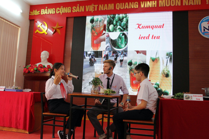 Ngoài học kiến thức trong sách, học sinh được liên hệ thực tế và giao tiếp với người nước ngoài (Ảnh: Lã Tiến) Ngoài học kiến thức trong sách, học sinh được liên hệ thực tế và giao tiếp với người nước ngoài (Ảnh: Lã Tiến)