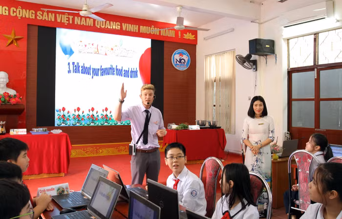 Các em học sinh được rèn cách phát âm chuẩn (Ảnh: Lã Tiến) Các em học sinh được rèn cách phát âm chuẩn (Ảnh: Lã Tiến)