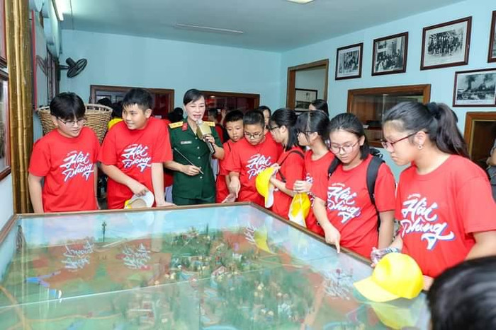 Nhà trường tổ chức cho học sinh tham quan, trải nghiệm tại các di tích lịch sử (Ảnh: MT) Nhà trường tổ chức cho học sinh tham quan, trải nghiệm tại các di tích lịch sử (Ảnh: MT)