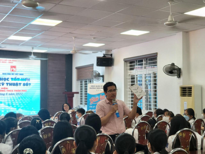 Thầy Nguyễn Quốc Vương - diễn giả, dịch giả, nhà nghiên cứu giáo dục - về văn hóa đọc và truyền cảm hứng về những cuốn sách tới các em. (Ảnh: Lã Tiến) Thầy Nguyễn Quốc Vương - diễn giả, dịch giả, nhà nghiên cứu giáo dục - về văn hóa đọc và truyền cảm hứng về những cuốn sách tới các em. (Ảnh: Lã Tiến)