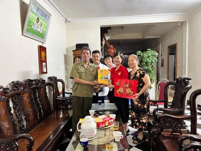 Trường Trung học cơ sở Trần Phú thăm, tặng quà các gia đình thương binh, liệt sĩ (Ảnh: Lã Tiến) Trường Trung học cơ sở Trần Phú thăm, tặng quà các gia đình thương binh, liệt sĩ (Ảnh: Lã Tiến)