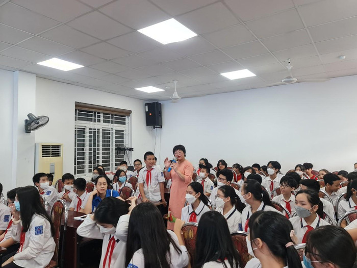 Học sinh nhà trường được chia sẻ kỹ năng đọc thế nào để học tốt hơn trong thời đại kỹ thuật số (Ảnh: Lã Tiến) Học sinh nhà trường được chia sẻ kỹ năng đọc thế nào để học tốt hơn trong thời đại kỹ thuật số (Ảnh: Lã Tiến)