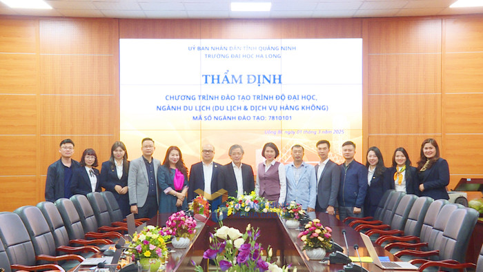 Hội đồng thẩm định chụp ảnh lưu niệm với Hội đồng xây dựng chương trình đào tạo ngành Du lịch, chuyên ngành Du lịch và Dịch vụ Hàng không, Trường Đại học Hạ Long. (Ảnh: NTCC) vien-2.jpeg