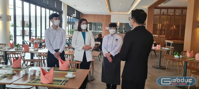 Sinh viên ngành Du lịch Trường Đại học Hạ Long được tiếp cận thực tế, bổ sung kiến thức và kỹ năng thực hành nghề nghiệp. (Ảnh: Phạm Linh) vien-4.jpg