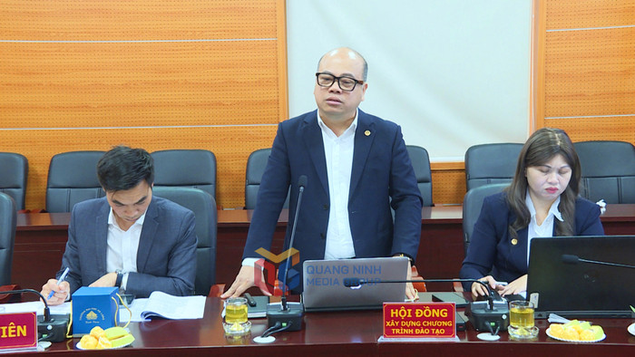 PGS.TS Vũ Văn Viện, Trưởng Khoa Du lịch, Trường Đại học Hạ Long, trình bày Đề án mở mã ngành Du lịch (chuyên ngành Du lịch và Dịch vụ Hàng không) (Ảnh: NTCC) vien-du-lịch.jpeg