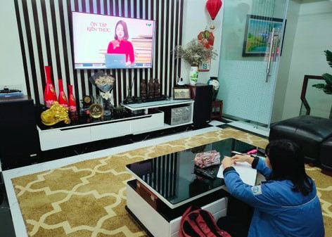 Học sinh lớp 9 tại Hải Phòng hứng thú với việc học trên truyền hình khi được nghỉ học để phòng, chống dịch Covid-19 (Ảnh: LT) Học sinh lớp 9 tại Hải Phòng hứng thú với việc học trên truyền hình khi được nghỉ học để phòng, chống dịch Covid-19 (Ảnh: LT)