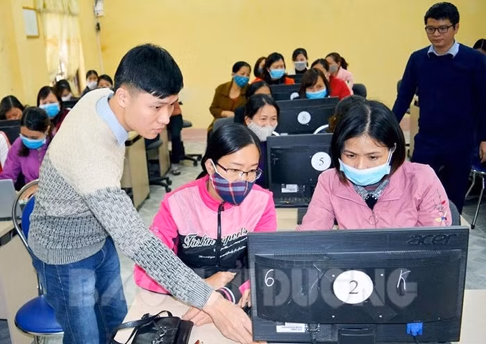 Giáo viên tại Hải Dương được hướng dẫn dạy học trực tuyến (Ảnh: Báo Hải Dương)