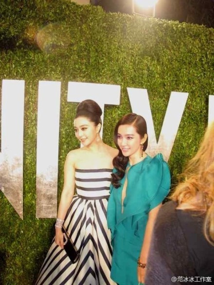 Một góc chụp khác giữa Lý Băng Băng và Phạm Băng Băng tại bữa tiệc của Vanity Fair cho thấy sự chênh lệch không quá lớn như bức trên. Một góc chụp khác giữa Lý Băng Băng và Phạm Băng Băng tại bữa tiệc của Vanity Fair cho thấy sự chênh lệch không quá lớn như bức trên.