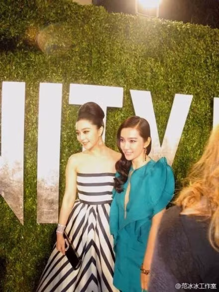 Một góc chụp khác giữa Lý Băng Băng và Phạm Băng Băng tại bữa tiệc của Vanity Fair cho thấy sự chênh lệch không quá lớn như bức trên.