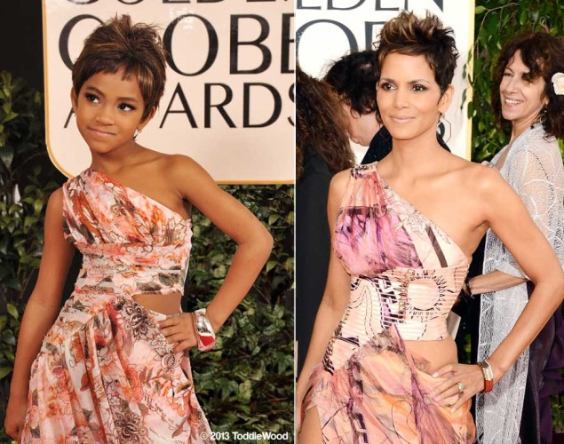 Halle Berry nhí tạo dáng đặt tay lên hông và mặc trang phục với họa tiết của hãng Versace, tuy nhiên mẫu nhí trông khá xinh xắn nhưng trang phục “nhái” thì bị đánh giá là “thảm họa thời trang”. Halle Berry nhí tạo dáng đặt tay lên hông và mặc trang phục với họa tiết của hãng Versace, tuy nhiên mẫu nhí trông khá xinh xắn nhưng trang phục “nhái” thì bị đánh giá là “thảm họa thời trang”.