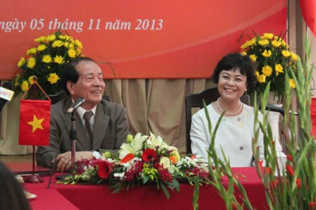 Nhà thơ Hữu Thỉnh và nhà văn Thiết Ngưng Trung Quốc