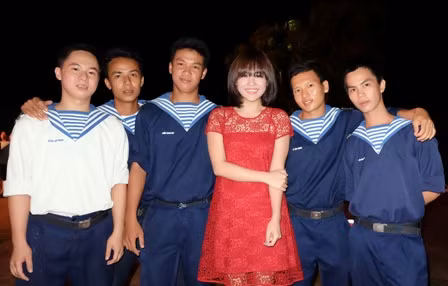 Văn Mai Hương rạng rỡ chụp hình lưu niệm với các chiến sĩ hải quân