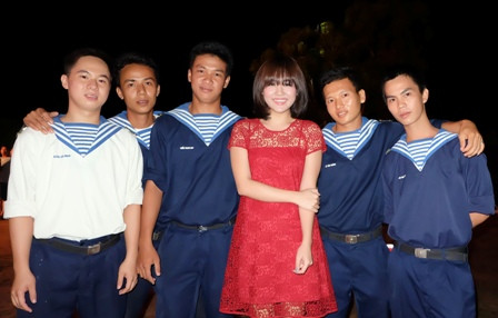 Văn Mai Hương rạng rỡ chụp hình lưu niệm với các chiến sĩ hải quân