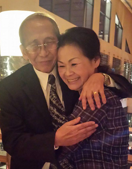 Khánh Ly ôm chặt nhạc sĩ Nguyễn Ánh 9 sau nhiều năm không gặp Khánh Ly ôm chặt nhạc sĩ Nguyễn Ánh 9 sau nhiều năm không gặp