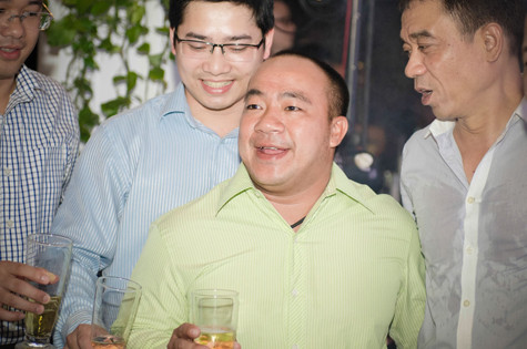 Hiếu Hiền bay từ Sài Gòn ra Hà Nội chúc mừng Tuấn Hưng Hiếu Hiền bay từ Sài Gòn ra Hà Nội chúc mừng Tuấn Hưng