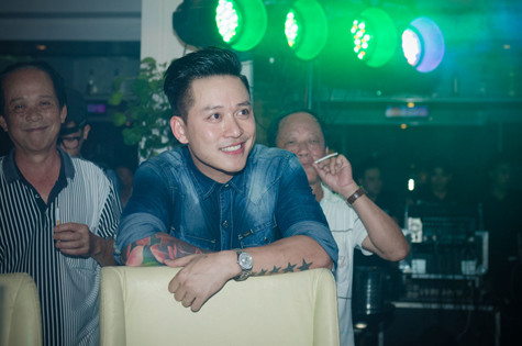 Ca sĩ Tuấn Hưng vui vẻ chờ đón khách tới tham dự sản phẩm âm nhạc mới của mình Ca sĩ Tuấn Hưng vui vẻ chờ đón khách tới tham dự sản phẩm âm nhạc mới của mình