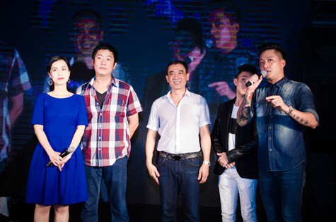 Nam ca sĩ giới thiệu ekip đã giúp đỡ anh trong suốt nhiều năm qua Nam ca sĩ giới thiệu ekip đã giúp đỡ anh trong suốt nhiều năm qua