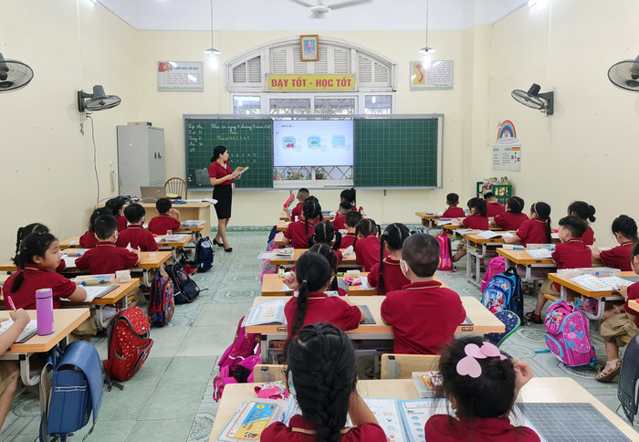 Cô và trò Trường Tiểu học Nguyễn Tri Phương (quận Hồng Bàng, Hải Phòng) hứng thú với dạy và học sách giáo khoa mới (Ảnh: Lã Tiến) Cô và trò Trường Tiểu học Nguyễn Tri Phương (quận Hồng Bàng, Hải Phòng) hứng thú với dạy và học sách giáo khoa mới (Ảnh: Lã Tiến)