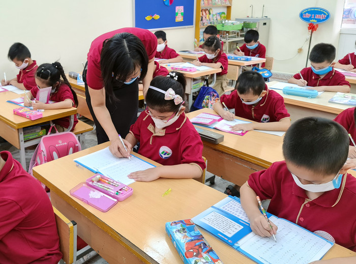 Học sinh Trường Tiểu học Nguyễn Tri Phương (quận Hồng Bàng) được giáo viên hướng dẫn làm quen với sách giáo khoa (Ảnh: Lã Tiến) Học sinh Trường Tiểu học Nguyễn Tri Phương (quận Hồng Bàng) được giáo viên hướng dẫn làm quen với sách giáo khoa (Ảnh: Lã Tiến)