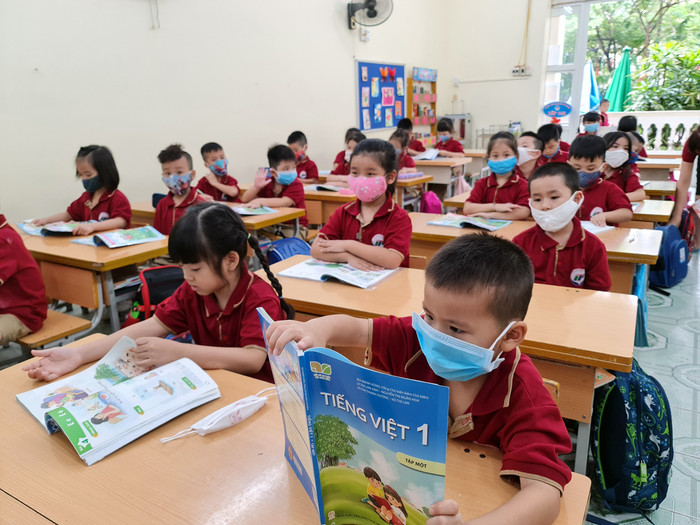 Câu chuyện giáo viên dạy bám sát chương trình hay dạy theo sách giáo khoa đang được dư luận quan tâm. (Ảnh minh họa: Lã Tiến)