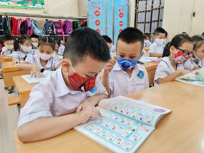 Các em học sinh Trường Tiểu học Võ Thị Sáu hứng thú với các hình vẽ trong sách giáo khoa lớp 1 mới (Ảnh: Lã Tiến) Các em học sinh Trường Tiểu học Võ Thị Sáu hứng thú với các hình vẽ trong sách giáo khoa lớp 1 mới (Ảnh: Lã Tiến)