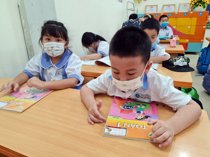 Sách Toán 1 của bộ Kết nối tri thức và cuộc sống gây hứng thú đối với học sinh Trường Đinh Tiên Hoàng (Ảnh: Lã Tiến) Sách Toán 1 của bộ Kết nối tri thức và cuộc sống gây hứng thú đối với học sinh Trường Đinh Tiên Hoàng (Ảnh: Lã Tiến)