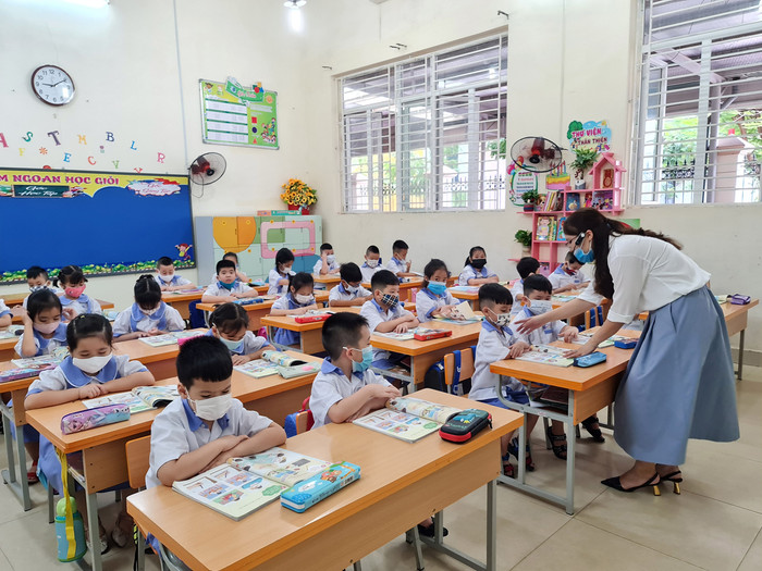 Giáo viên Trường Tiểu học Đinh Tiên Hoàng dạy học trò tư thế ngồi học, đọc sách (Ảnh: Lã Tiến) Giáo viên Trường Tiểu học Đinh Tiên Hoàng dạy học trò tư thế ngồi học, đọc sách (Ảnh: Lã Tiến)