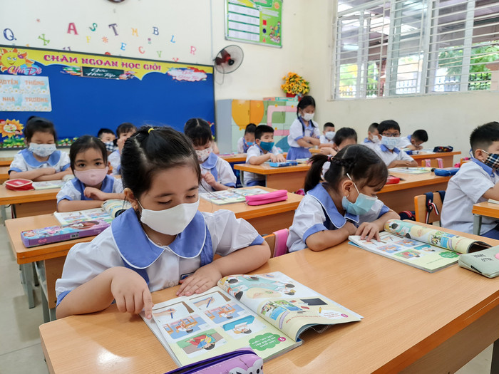 Học sinh Trường Tiểu học Đinh Tiên Hoàng (quận Hồng Bàng) nhanh chóng tiếp cận với sách giáo khoa lớp 1 mới (Ảnh: Lã Tiến) Học sinh Trường Tiểu học Đinh Tiên Hoàng (quận Hồng Bàng) nhanh chóng tiếp cận với sách giáo khoa lớp 1 mới (Ảnh: Lã Tiến)