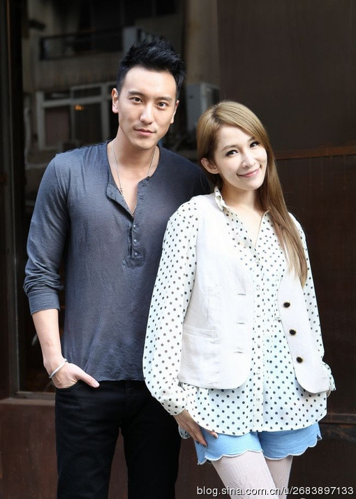 Kha Chấn Đông – Tiêu Á Hiên. Chuyện tình của cặp đôi này vốn đã nảy sinh từ lâu nhưng cũng dần lộ diện một cách rất khiêm tốn qua sự sơ hở của Chấn Đông trên weibo cá nhân. Tháng 9/2012, trên weibo của mình, Chấn Đông có chia sẻ một dòng tâm sự đồng thời tag người đẹp Tiêu Á Hiên bên cạnh khiến cư dân mạng bắt đầu chú ý hơn tới cặp đôi này.