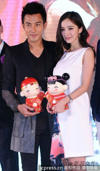 Ngày 26/12/2011 lại dấy lên thông tin Dương Mịch và Khải Uy cùng qua đêm ở Bắc Kinh nhưng người quản lý của Dương Mịch vẫn khăng khăng từ chối. Ngày 4/1, cả hai cùng bị bắt gặp tay trong tay tại một sự kiện âm nhạc. Cuối cùng, trong một buổi phỏng vấn ngày 6/1, cả hai đã thừa nhận quan hệ tình ái với truyền thông. Ngày 8/1, cặp đôi cùng công khai tình cảm trên weibo cá nhân.