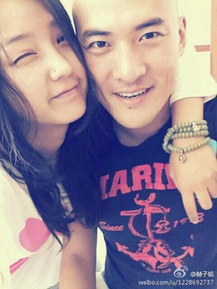 Nhân buổi công bố ra mắt album mới Dám Yêu của Hà Khiết, nam diễn viên Hách Tử Minh đã tặng cho bạn gái 99 đóa hồng khiến khán giả có mặt đều vô cùng ngạc nhiên và chúc phúc cho cặp đôi trẻ. Đây cũng là lần đầu tiên Tử Minh công khai bản thân là bạn trai của Hà Khiết.