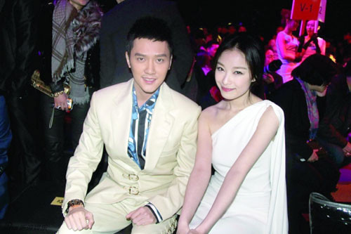 Phùng Thiệu Phong – Nghê Ni. Sau tin đồn “Mịch Phong” và bị chưng hửng khi thấy Dương Mịch và Lưu Khải Uy sánh vai bên nhau, người hâm mộ của nam diễn viên Phùng Thiệu Phong đã không phải chờ đợi lâu. Ngày 24/5/2012, trên weibo của mình, Thiệu Phong đã công khai bày tỏ với Nghê Ni: “Cảm ơn ông trời đã cho con gặp được cô ấy, con đang rất hạnh phúc, cảm ơn Nghê Ni”.