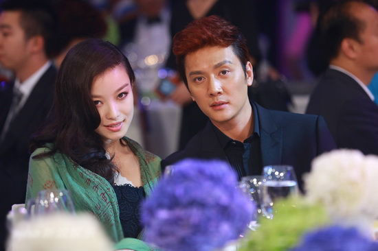 Bên cạnh đó, người quản lý của Nghê Ni và Thiệu Phong cũng cho báo giới biết, hai người đang rất hạnh phúc và hợp nhau. Ngày 7/10 cũng là sinh nhật của Thiệu Phong, cặp đôi đã dành những lời có cánh cho nhau qua weibo, Nghê Ni viết: “Có người đến bên anh và nói cho anh biết tình yêu đích thực là gì và mang đến cho anh sự ấm áp. Em – một thành viên của nhà họ Phong, chúc anh sinh nhật vui vẻ”, 5 phút sau, Thiệu Phong viết lại: “Cám ơn tình yêu!”.