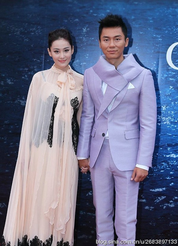 Lý Thần – Trương Hinh Dư. Tình yêu của cặp đôi này nếu không phải là cặp đôi đáng chú ý nhất năm 2012 thì cũng được coi là cặp đôi gây tranh cãi nhất năm qua. Từ việc weibo của Lý Thần gây sốc đến những bức hình cũ không mấy tự hào của Trương Hinh Dư bị lộ, rồi việc Hinh Dư mở cuộc họp báo để phân bua về tin đồn…