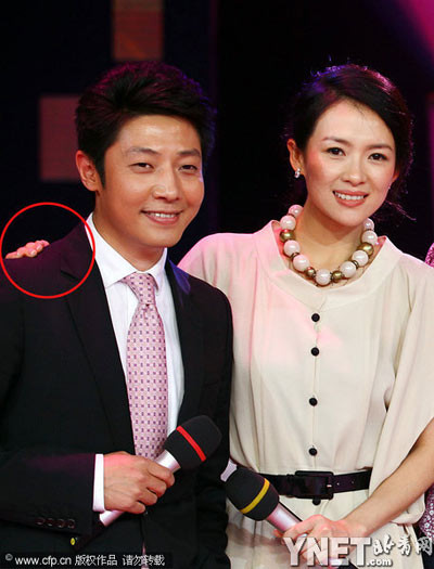 Gần đây, cặp đôi tiếp tục cùng nhau đi du lịch Thái Lan và những bức hình của họ vẫn được các tay máy tận tình chăm sóc và tung lên mạng. Giờ đây, người hâm mộ chỉ còn chờ ngày cả hai chính thức công khai tình cảm của họ mà thôi.