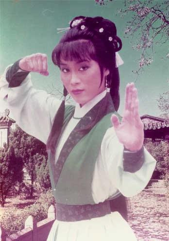 Dương Phán Phán trong tạo hình nàng Mộc Uyển Thanh trong Thiên Long Bát Bộ do đài TVB sản xuất năm 1983. Dương Phán Phán trong tạo hình nàng Mộc Uyển Thanh trong Thiên Long Bát Bộ do đài TVB sản xuất năm 1983.
